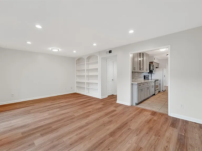 500 N Post Oak Ln — Photo 20
