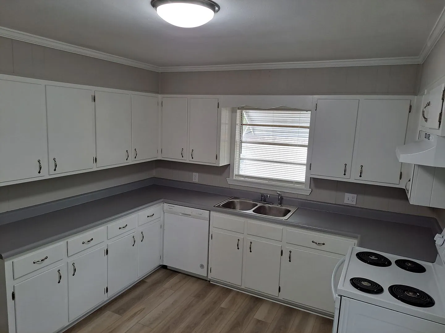 Updated Springfield Two Bedroom House with Porch and Back Yard! — Photo 3