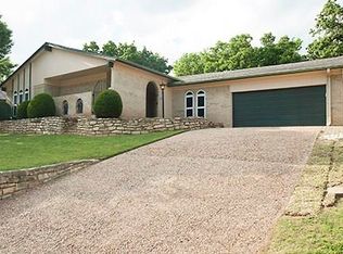 1901 Park Hill Dr, Arlington, TX 76012