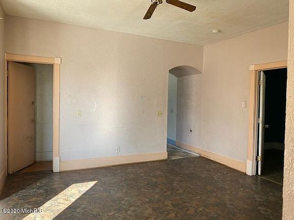 3rd image of 745 Sheldon Ave SE