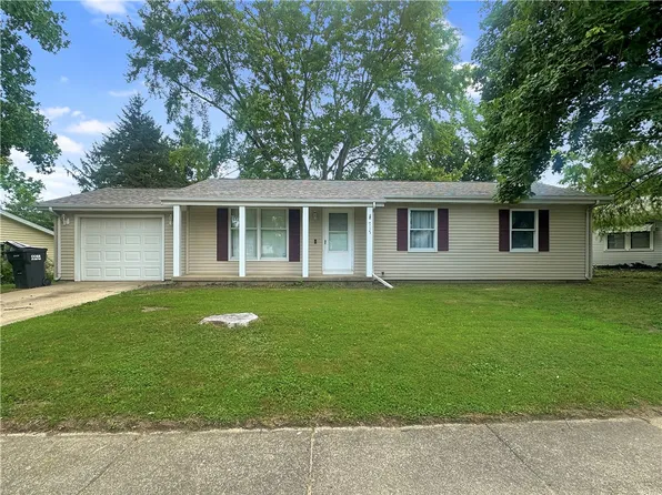 717 Eastgate Dr, Charleston, IL 61920