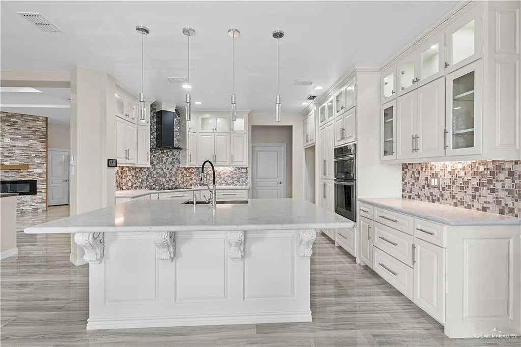 3 bed, 2.5 bath, 2335 sqft, $2,350 — Photo 2