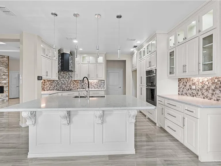 3514 Los Lagos Dr — Photo 2