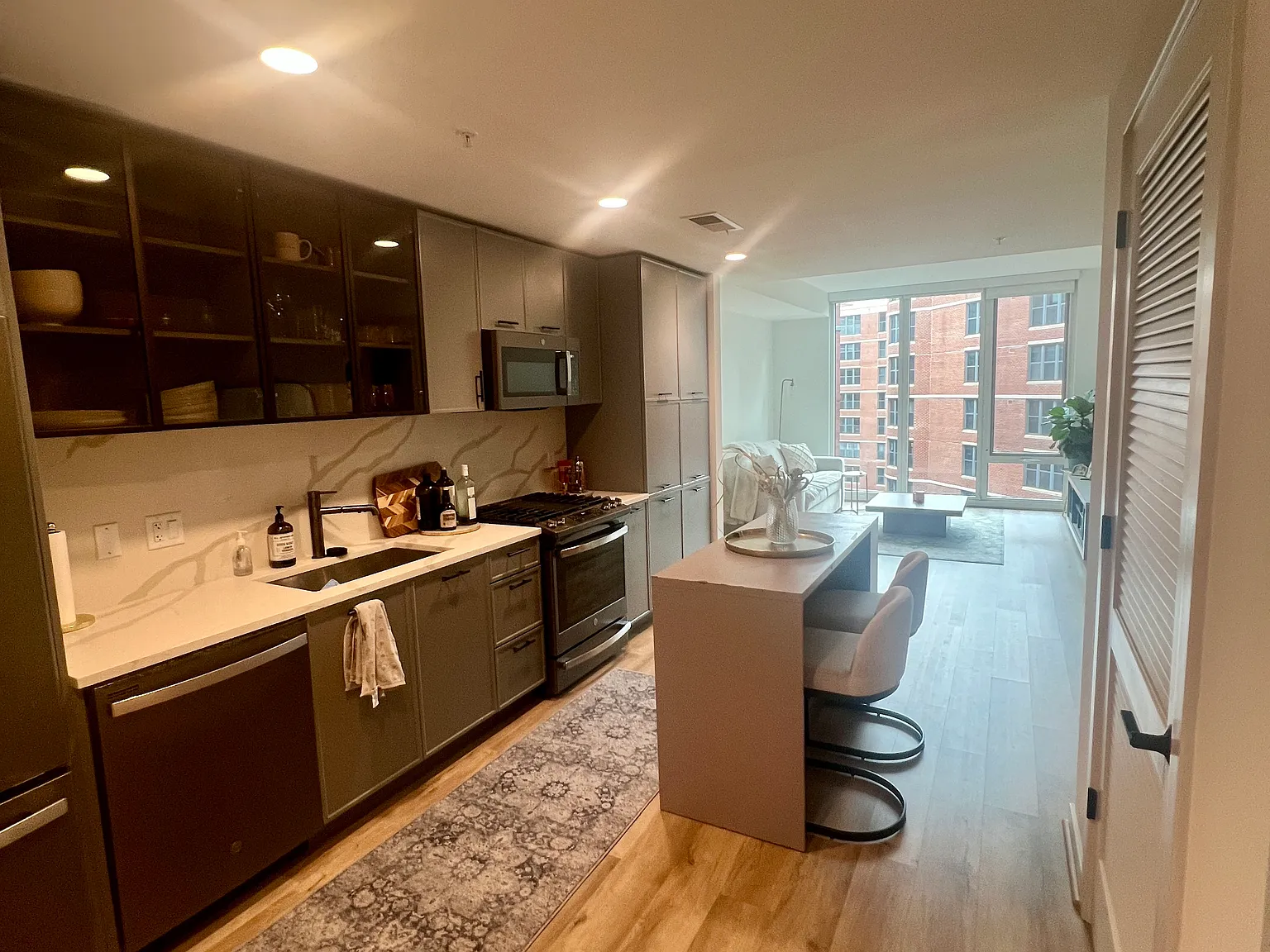 1 bed, 726 sqft, $2,038 — Photo 1