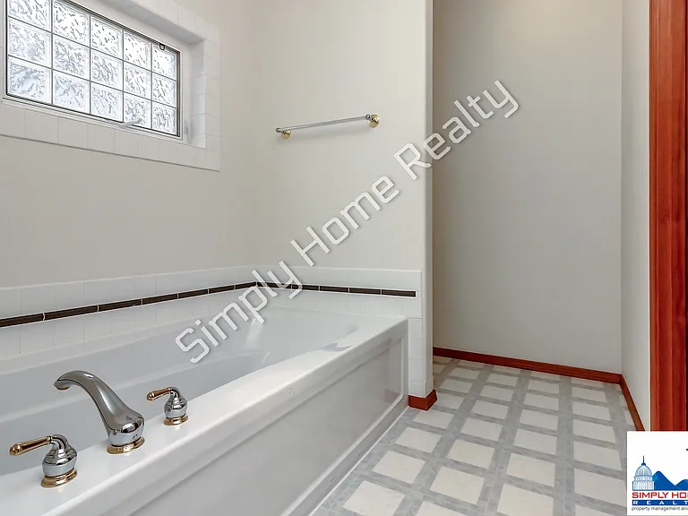4100 Campus Green Dr NE — Photo 13
