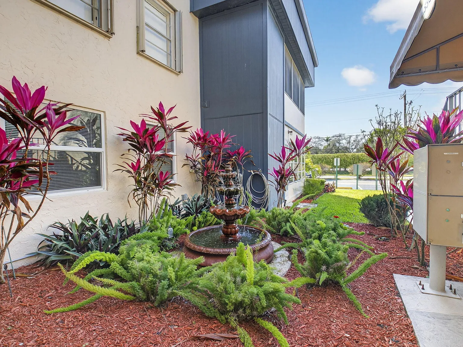 2 bed, 2.0 bath, 920 sqft, $2,400 — Photo 3