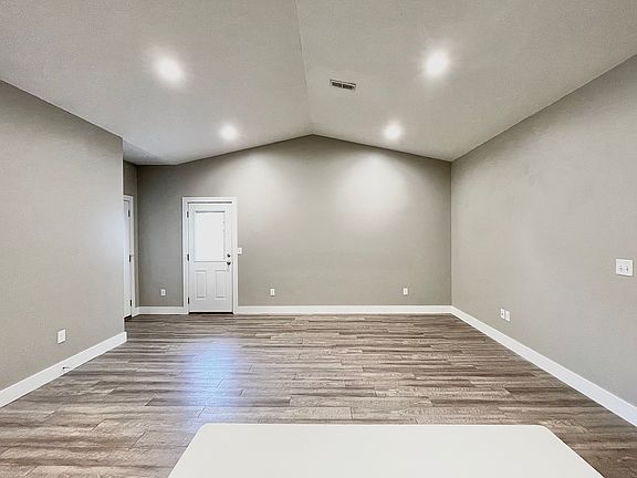 3rd image of 404 S Twin Pines Ave