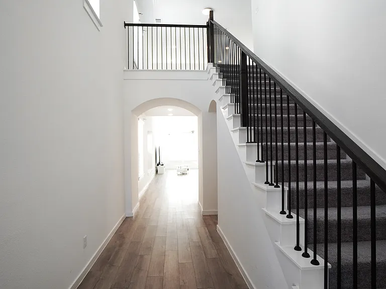 2420 Green River Rd — Photo 2