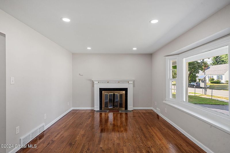 5th image of 403 Charles Street