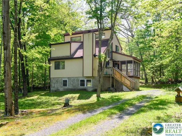 218 Blue Jay Ct, Bushkill, PA 18324