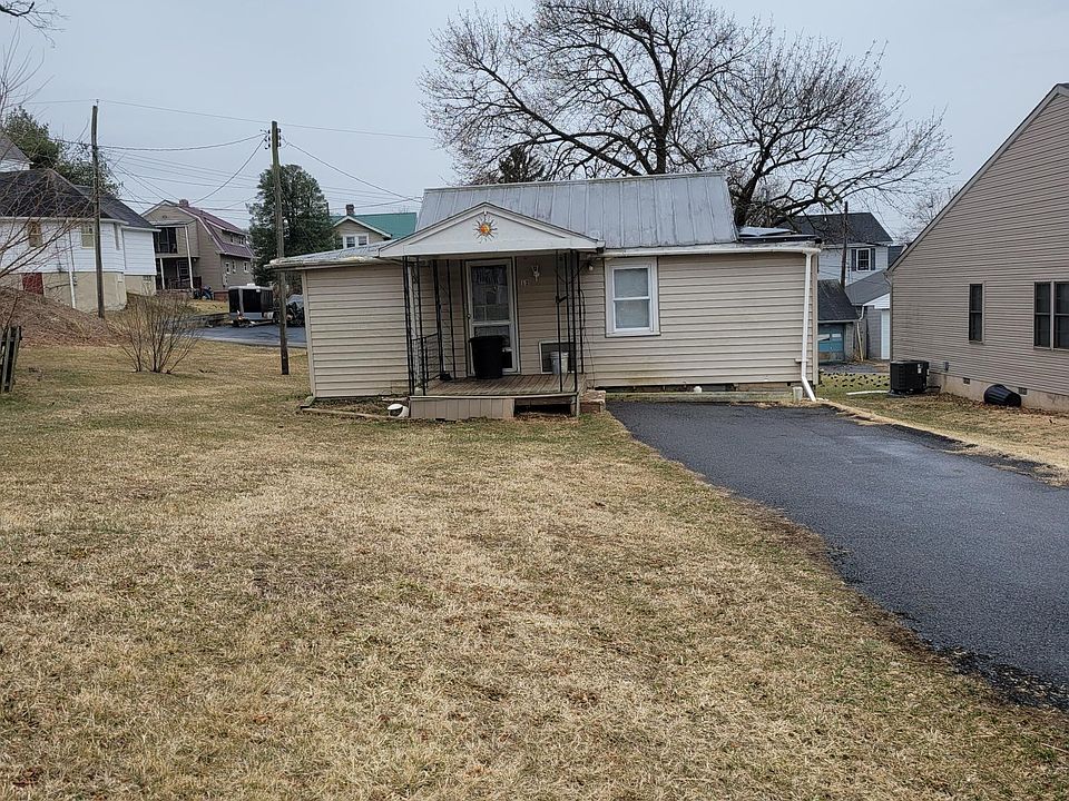 Front of the house with driveway for at least 2 vehicles