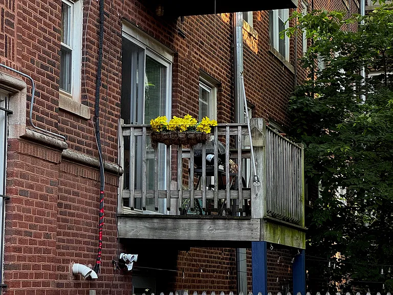 1050 W Dakin St — Photo 5