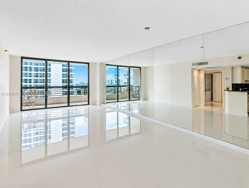 Mystic Pointe Tower 100 — Photo 2