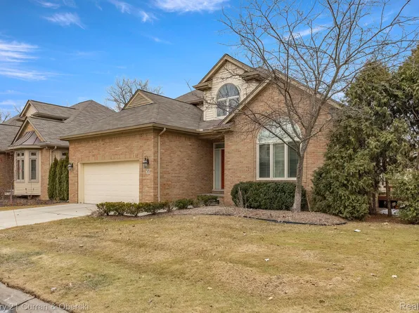 38 Turnberry Ln, Dearborn, MI 48120
