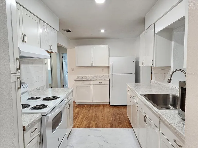8 Poinsettia Dr — Photo 14