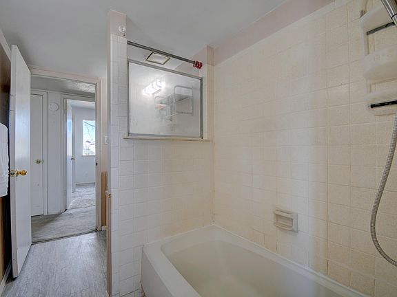 5th image of 837 Madeira Dr SE