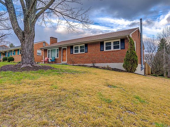 2nd image of 1405 Blackwood Dr