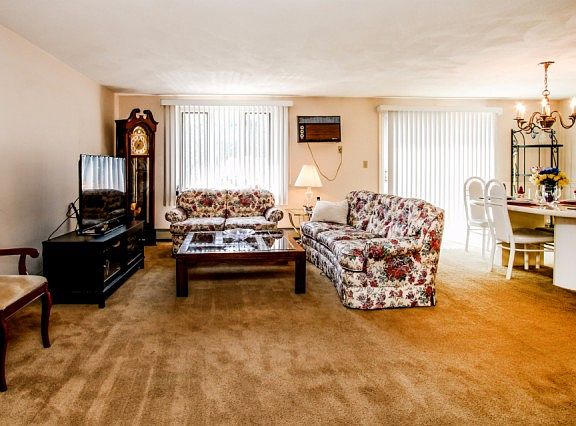 3rd image of 82 Casablanca Ct