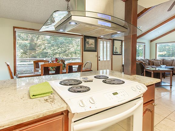 4th image of 32450 Cape Kiwanda Dr