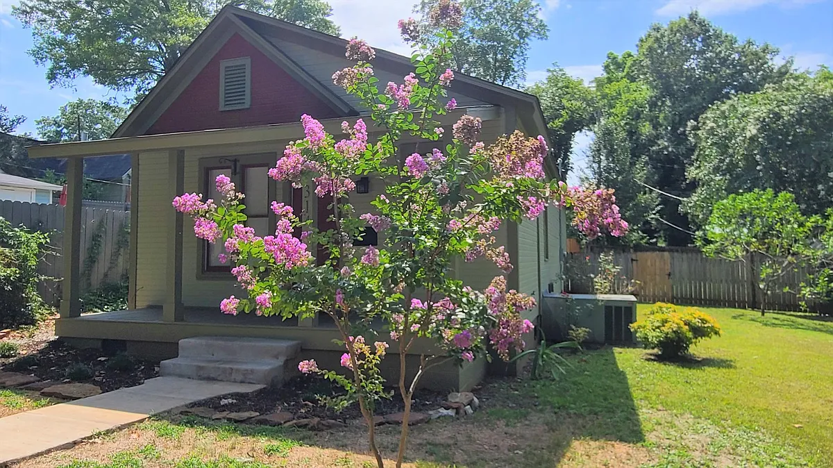 Purple crepe myrtle in your front yard - 314 Oak St NE