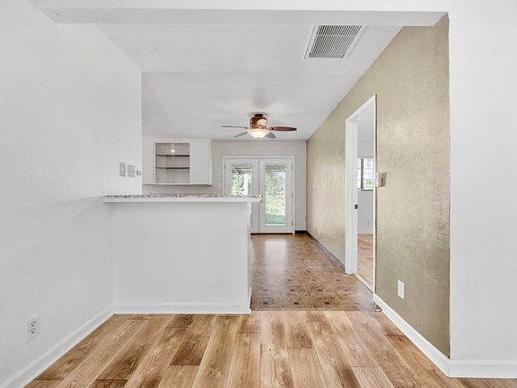 4th image of 724 Philippine St