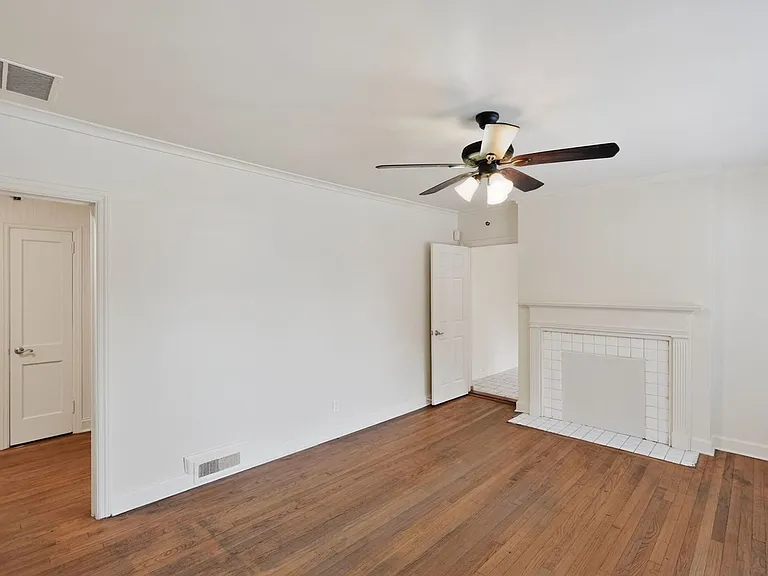 879 Sylvan Pl SW — Photo 2