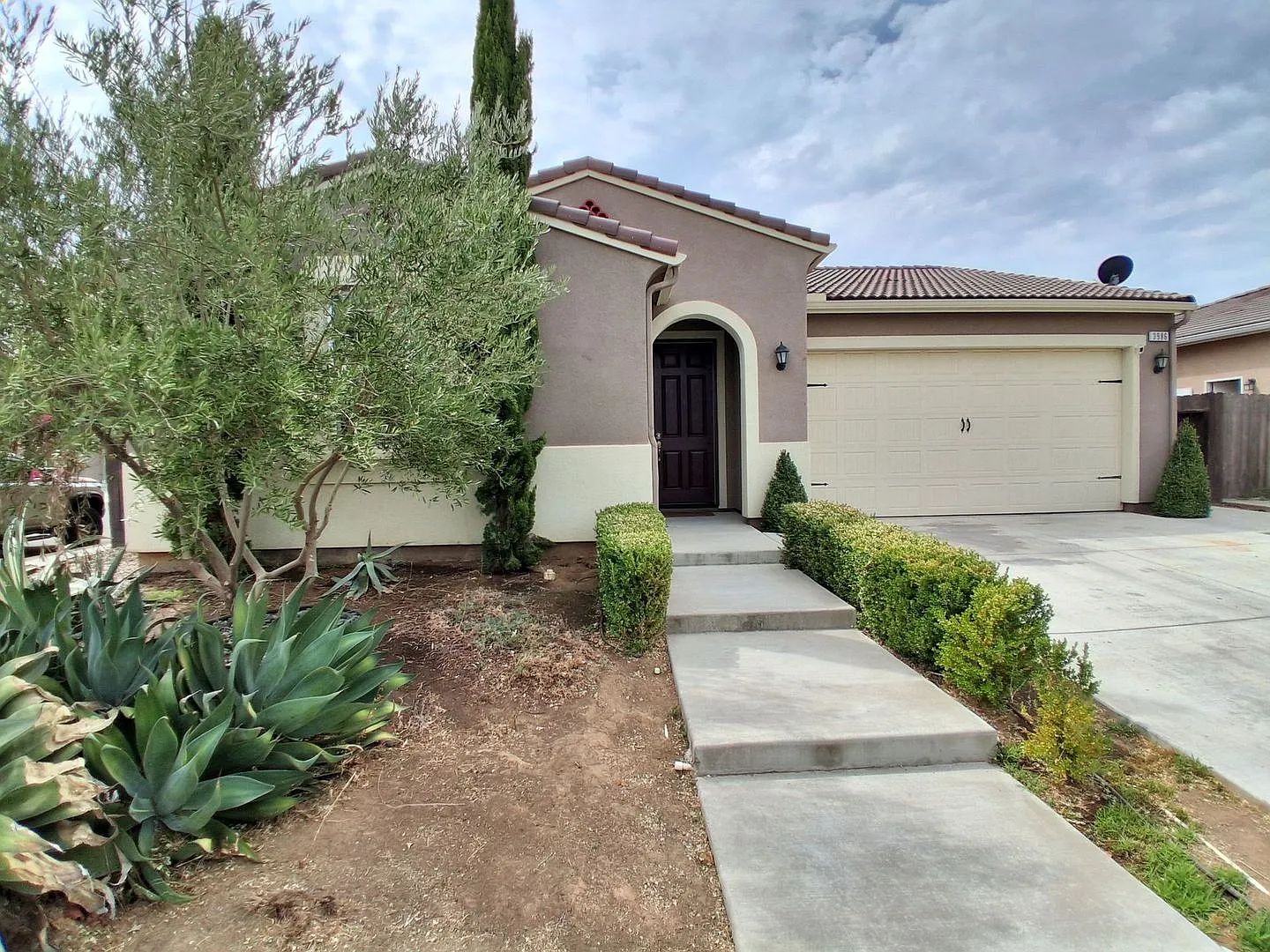 Beautiful 3-bedroom & 2-bath house Home In Clovis! — Photo 3