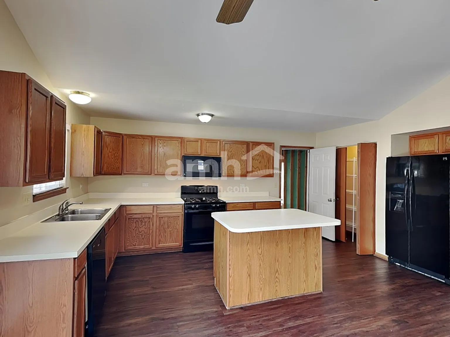 4 bed, 2.0 bath, 2088 sqft, $3,255 — Photo 3