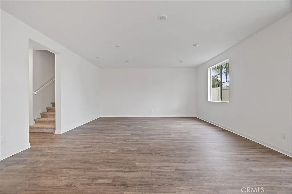 5 bed, 2712 sqft, $3,395 — Photo 3