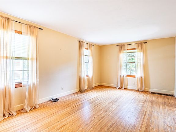 4th image of 109 Cloverland Dr