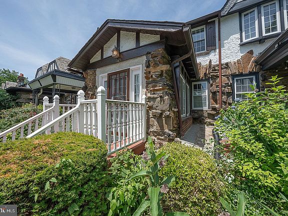 3rd image of 165 Stoneway Ln