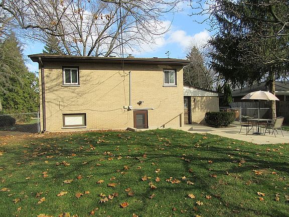 3rd image of 22W581 Sycamore Dr
