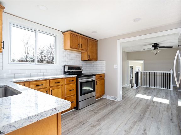 5th image of 495 Ardale Ave