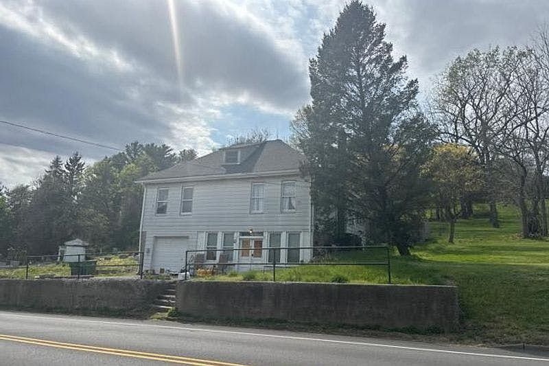 2nd image of 2405 Belvidere Rd