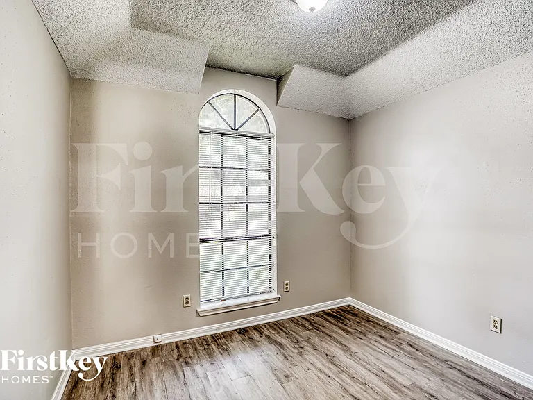 1055 Margate Dr — Photo 16