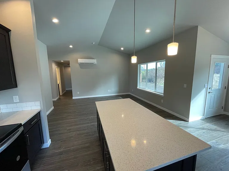 2707 Oakes Ave — Photo 10