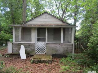 3 Oaklawn Ave, Farmingville, NY 11738