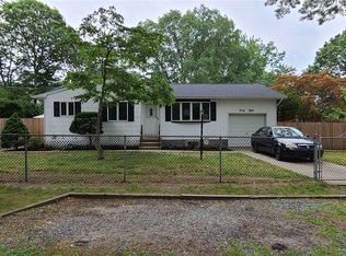 48 Spruce St, Selden, NY 11784