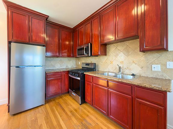 5th image of 719 N Madison Ave