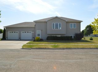 1002 Diamond St, Aberdeen, SD 57401