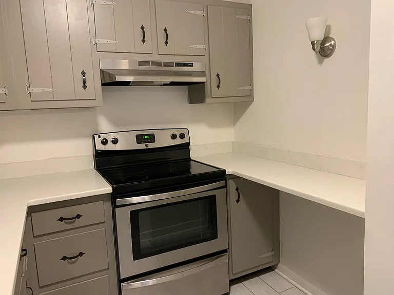 4 Warren Lodge Ct #1C — Photo 5