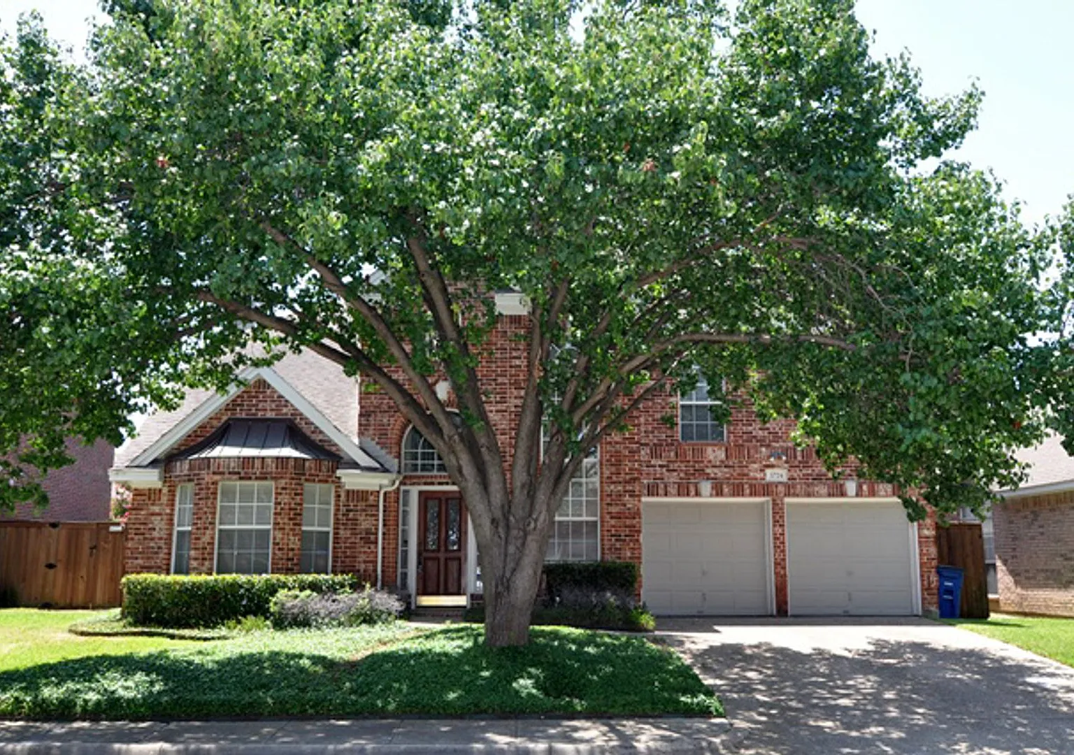 Available Now - Luxurious Renovation In Addison |Dual Fireplaces & 3 Living Areas-3724 Wood Shado... — Photo 1