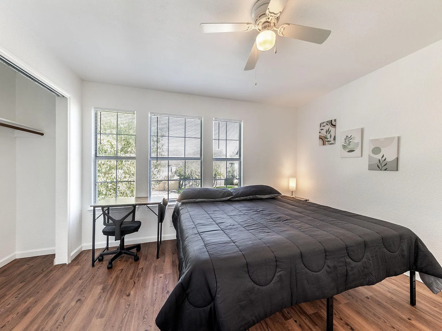 4 bed, 3.0 bath, $927 — Photo 2
