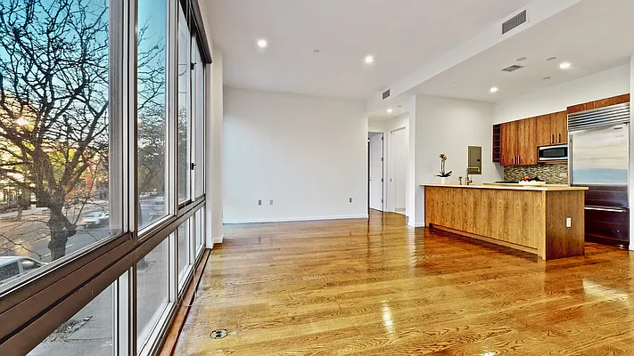 Sold by Bizzarro Agency | media 10