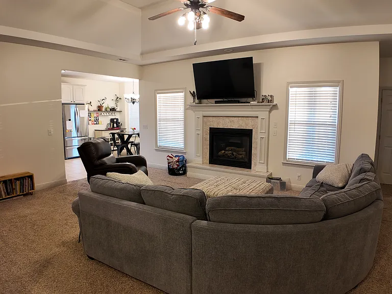 1624 Brewster Ln — Photo 2