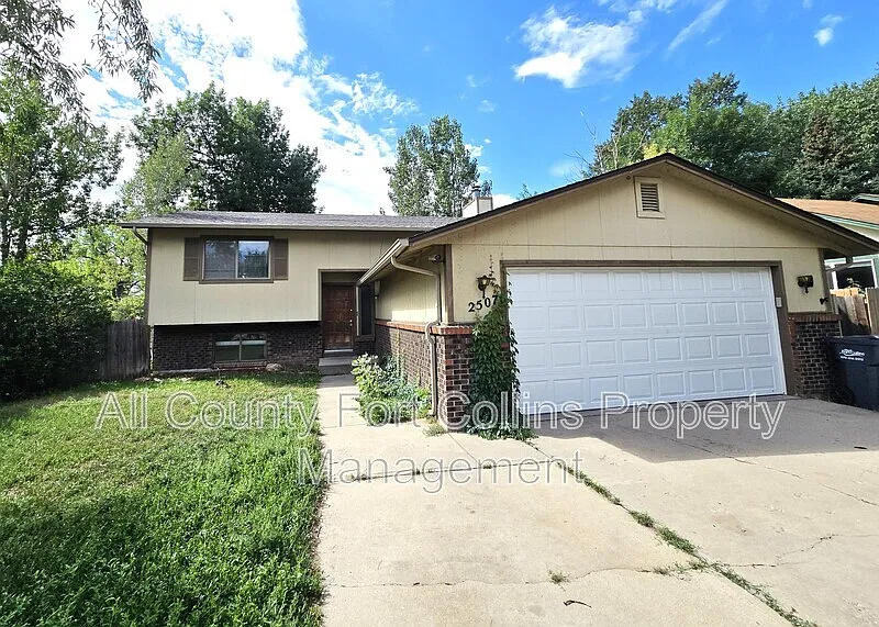 2507 W Lake St