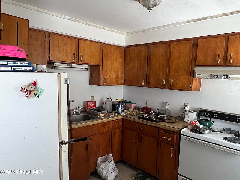 3rd image of 1039 E River Drive
