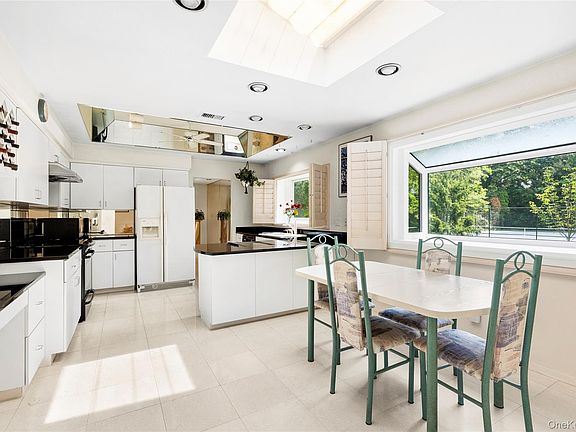 5th image of 10 Doral Drive