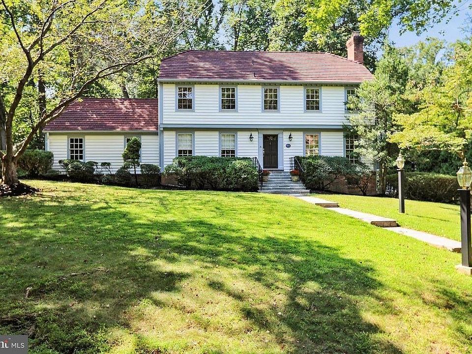 Beautiful center hall colonial in desirable neighborhood in