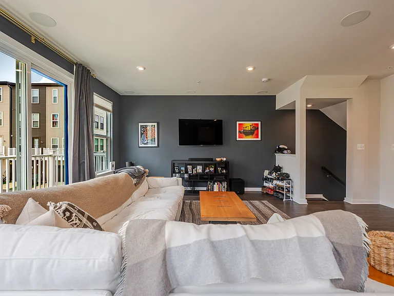 2513 River Terrace Rd — Photo 2